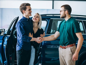 Familie schließt ein gutes Angebot bei Autoankauf Neuss ab